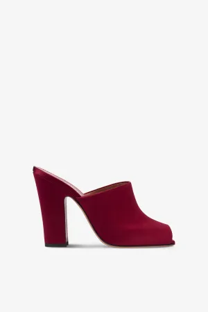 Mules in burgundy satin