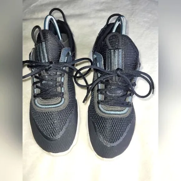 Nike React Live GS Running Trainers, kid's sz 4.5. Black &amp; white.