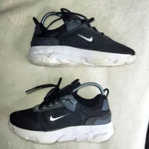 Nike React Live GS Running Trainers, kid's sz 4.5. Black &amp; white.